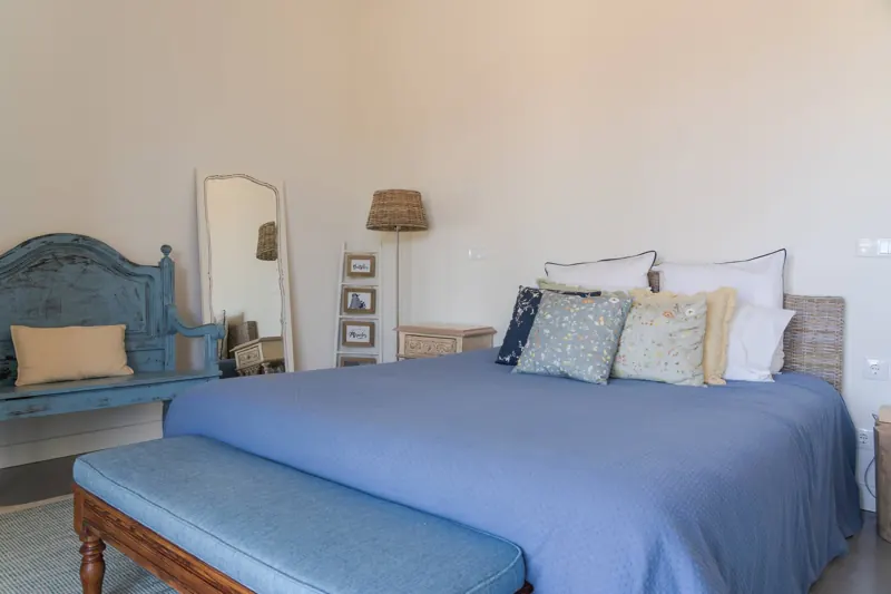 Quarto com cama queen e colcha azul