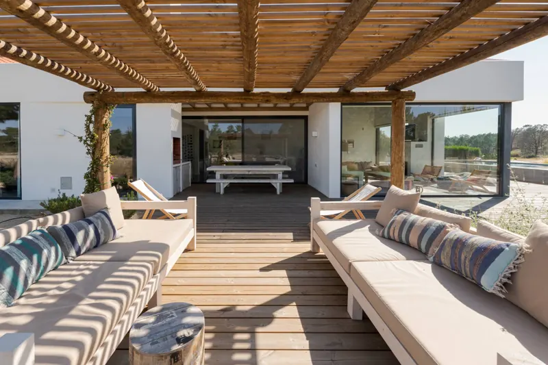 Lounge exterior sob a pérgola